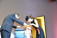 安藤サクラ（右）