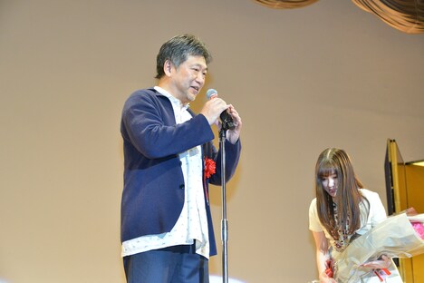 左から是枝裕和、橋本環奈。