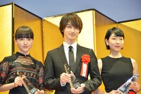 左から清原果耶、横浜流星、安藤サクラ。