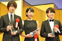 左から横浜流星、安藤サクラ、神木隆之介。
