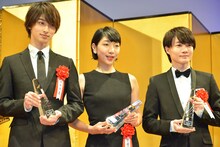 左から横浜流星、安藤サクラ、神木隆之介。