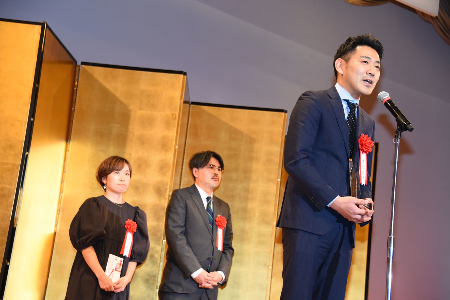 左から家冨未央、大越大士、清水拓哉。