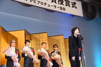 シム・ウンギョン（右）。