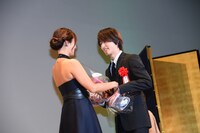 左から深田恭子、横浜流星。