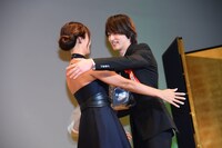 左から深田恭子、横浜流星。