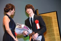 左から深田恭子、横浜流星。