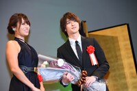 左から深田恭子、横浜流星。