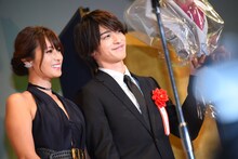 左から深田恭子、横浜流星。