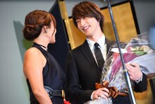 左から深田恭子、横浜流星。