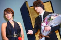 左から深田恭子、横浜流星。