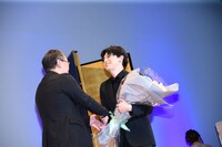 左から大森寿美男、吉沢亮。