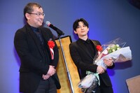 左から大森寿美男、吉沢亮。