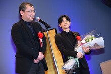 左から大森寿美男、吉沢亮。