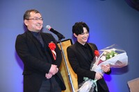 左から大森寿美男、吉沢亮。