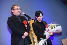 左から大森寿美男、吉沢亮。