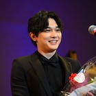 吉沢亮、エランドール賞授賞式でサプライズVTRに笑顔「すずちゃんありがとう!」