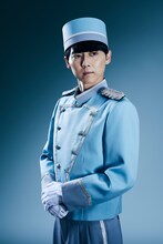 梶裕貴演じるホテルのフロントスタッフ。