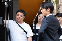 飯塚健（左）と中川大志（右）。