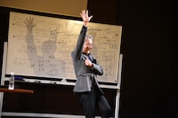 ボブ・フォッシーの発明した“ジャズハンド”を実演する町山智浩。