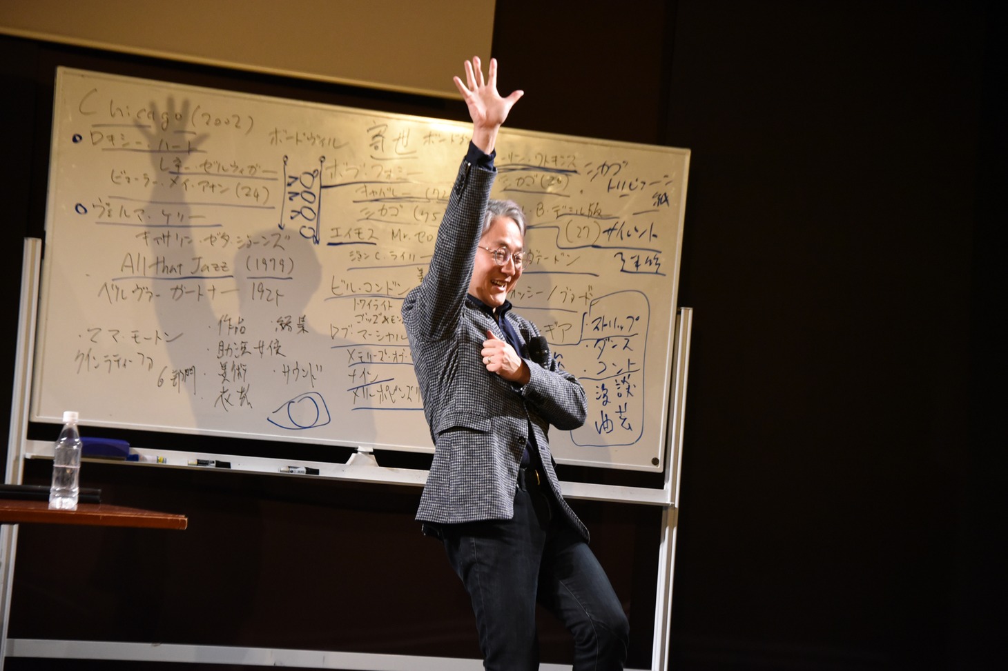 ボブ・フォッシーの発明した“ジャズハンド”を実演する町山智浩。