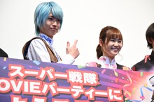 左から綱啓永、尾碕真花。