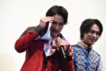 急に話を振られ、汗を拭く一ノ瀬颯（左）。