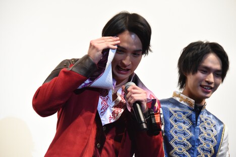 急に話を振られ、汗を拭く一ノ瀬颯（左）。