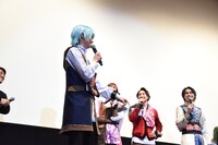 いじられる綱啓永（手前）。