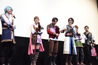 いじられる綱啓永（左端）。