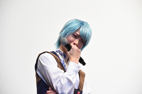 いじられて赤面する綱啓永。