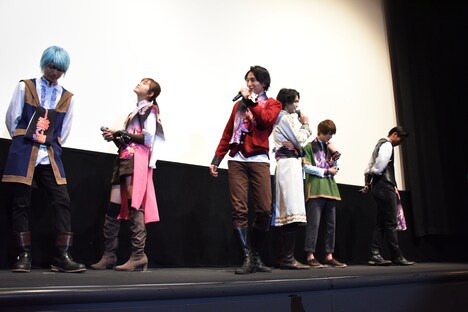 一ノ瀬颯（中央左）が“締めの挨拶をするメンバー”を選ぶことになり、目を合わせないようにする共演者たち。