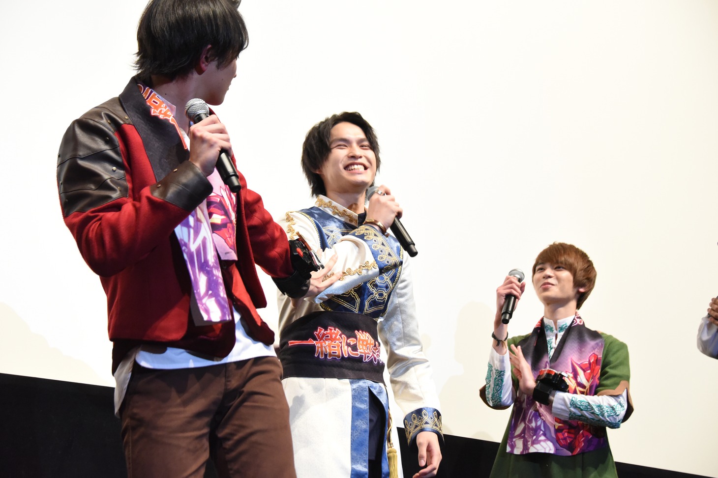 一ノ瀬颯（左端）によって、“締めの挨拶をするメンバー”に選ばれた兵頭功海（中央）。