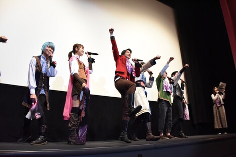 「ソウルをひとつに！」「ケボーン！」の掛け声で盛り上がるキャストたち。