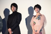 左から山崎賢人、高畑充希。