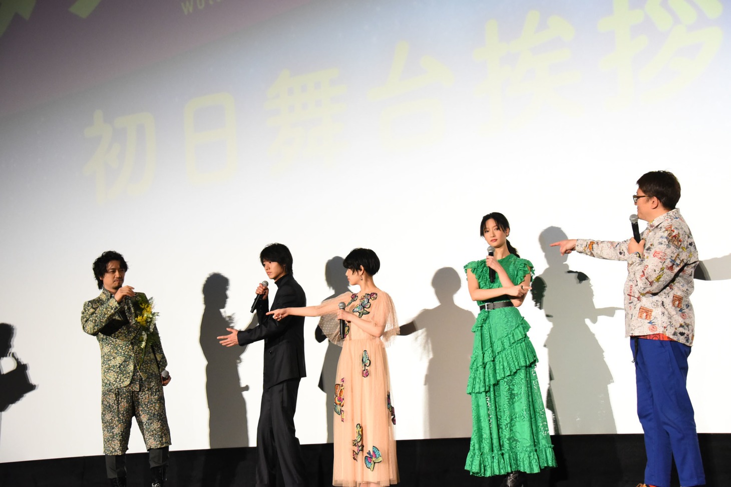 「オタク気質がある人は？」という質問に指差しで回答する登壇者たち。