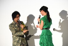 ジャンケンをして、昔のピースを出す斎藤工（左）。