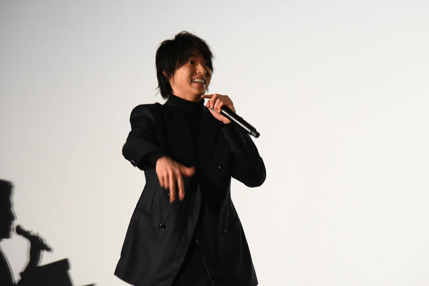 「ラッパー」をジェスチャーで表す山崎賢人。