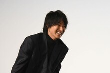 負けて悔しがる山崎賢人。