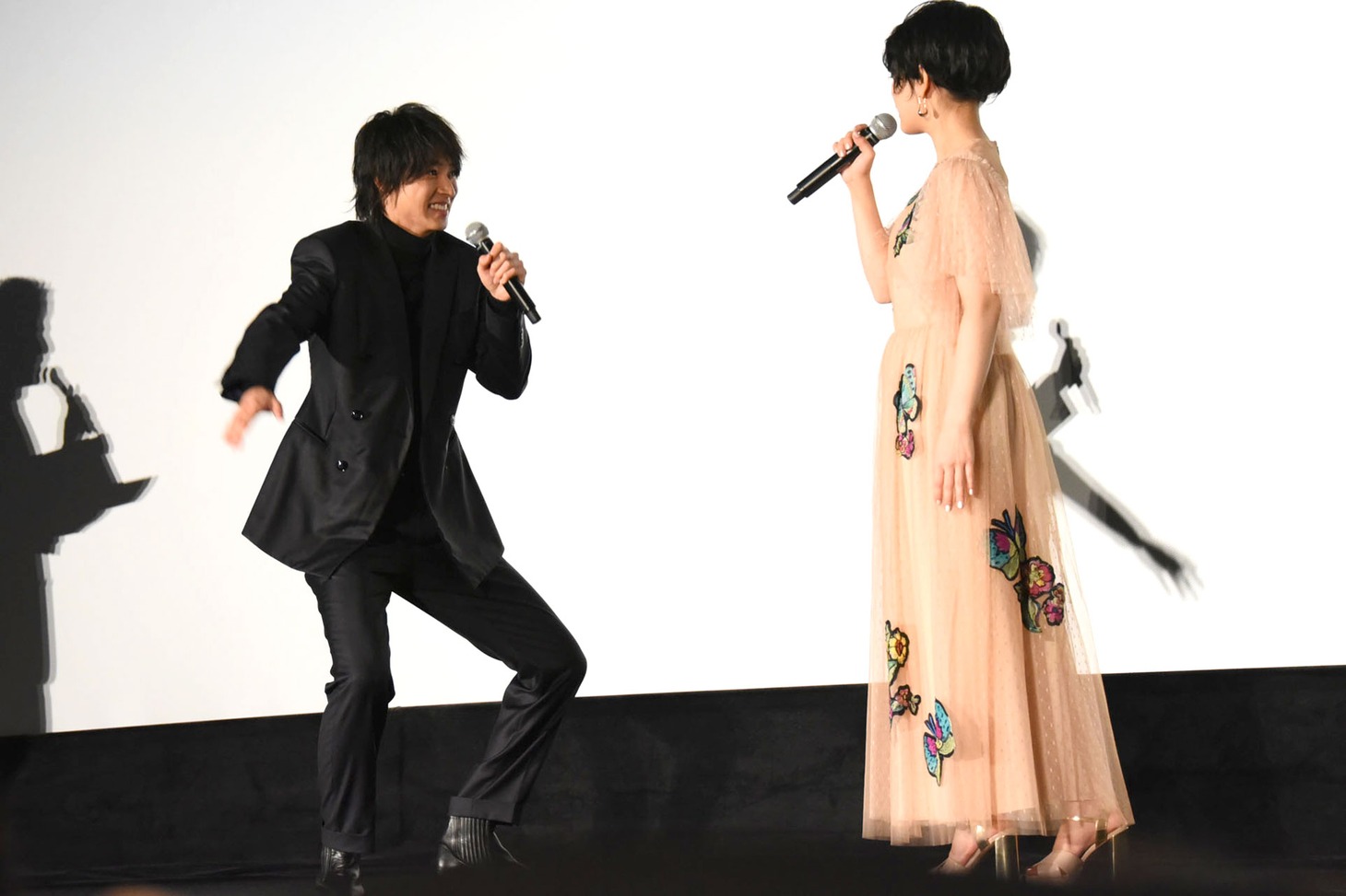 「サーフィン」をジェスチャーで表す山崎賢人。