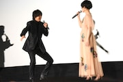 「サーフィン」をジェスチャーで表す山崎賢人。