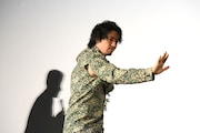 「歌舞伎」をジェスチャーで表す斎藤工。