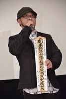 旧犬鳴トンネルにもっとも近い寺である清水寺の祈願札を持って登壇した清水崇。