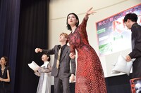 “怖さ半減クッション”を客席に投げ込みプレゼントする登壇者。