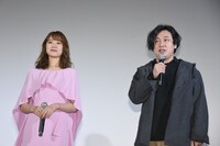 「静かな雨」公開記念舞台挨拶の様子。