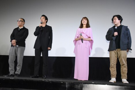 「静かな雨」公開記念舞台挨拶の様子。