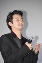 宮下奈都を拍手で迎える仲野太賀。