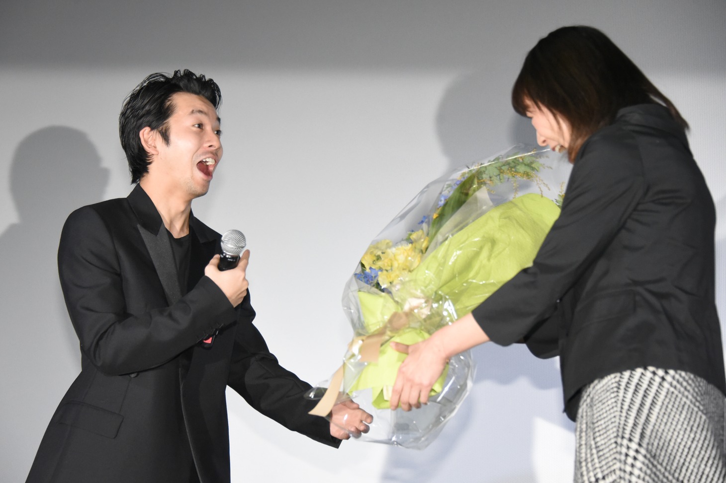 宮下奈都（右）からの花束のプレゼントに驚く仲野太賀（左）。