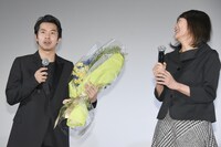 「静かな雨」公開記念舞台挨拶の様子。