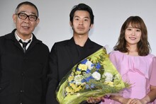 「静かな雨」公開記念舞台挨拶の様子。左からでんでん、仲野太賀、衛藤美彩。