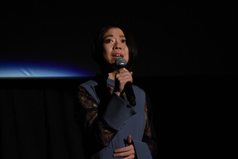 「メモリー」を歌う高橋あず美。